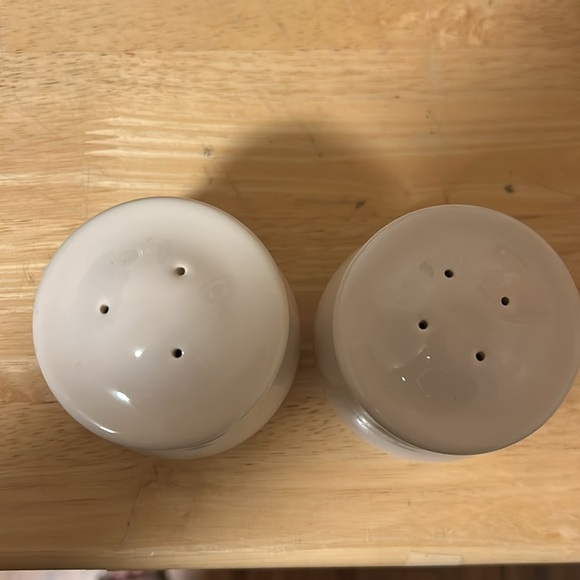 Vintage Pfaltzgraff Pink Aura Salt and Pepper Shakers Retired - Picture 3 of 3